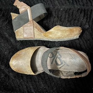 Otbt closed toe wedges size 8